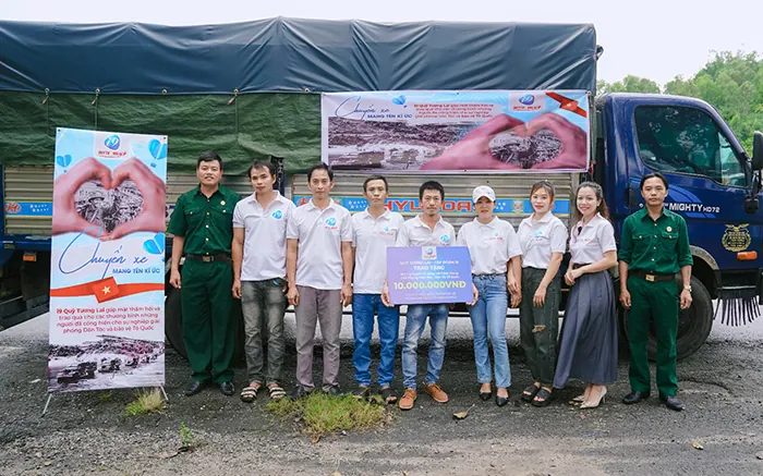 Nhân viên hỗ trợ khách hàng HI88 trực tuyến 24/7, qua live chat, điện thoại, giải đáp mọi thắc mắc nhanh chóng, như dịch vụ của kubet - ku casino link vào kubet